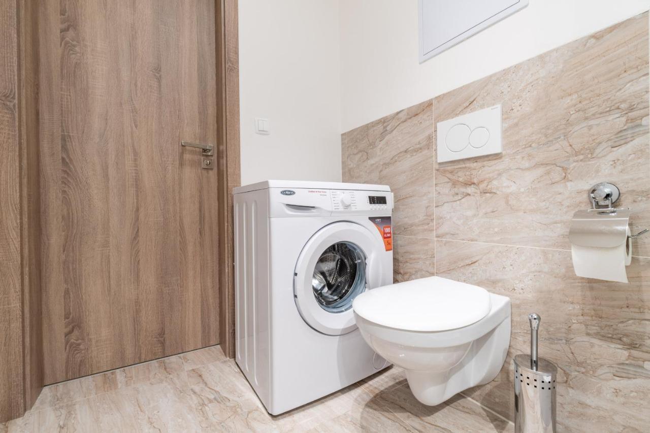 Brand New Studio Apartment #21 With Free Secure Parking In The Center Praha Exteriér fotografie