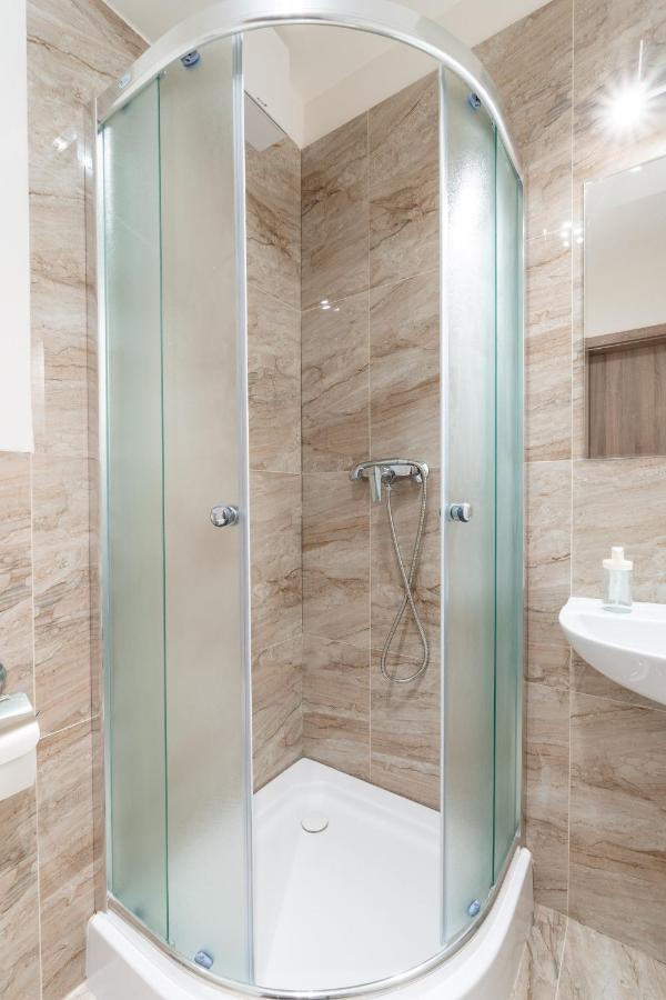 Brand New Studio Apartment #21 With Free Secure Parking In The Center Praha Exteriér fotografie