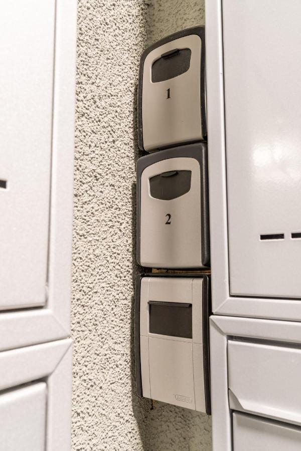 Brand New Studio Apartment #21 With Free Secure Parking In The Center Praha Exteriér fotografie